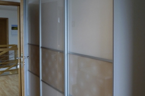 vestavěná skříň s dveřmi s grafikou